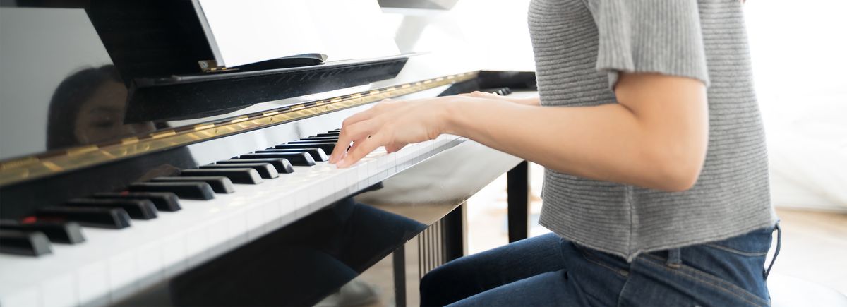Fachschaft Musik Hände spielen Klavier