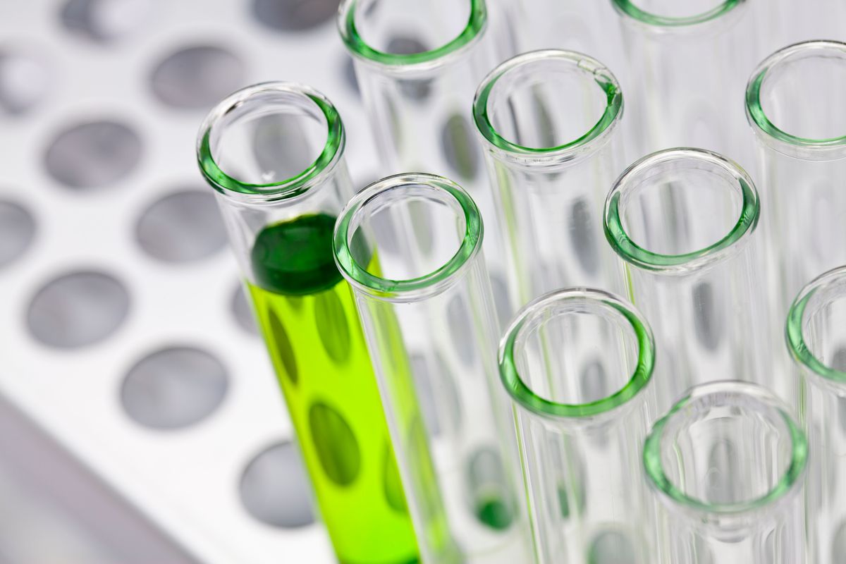 Fachschaft Chemie Reagenzglas mit grüner Flüssigkeit