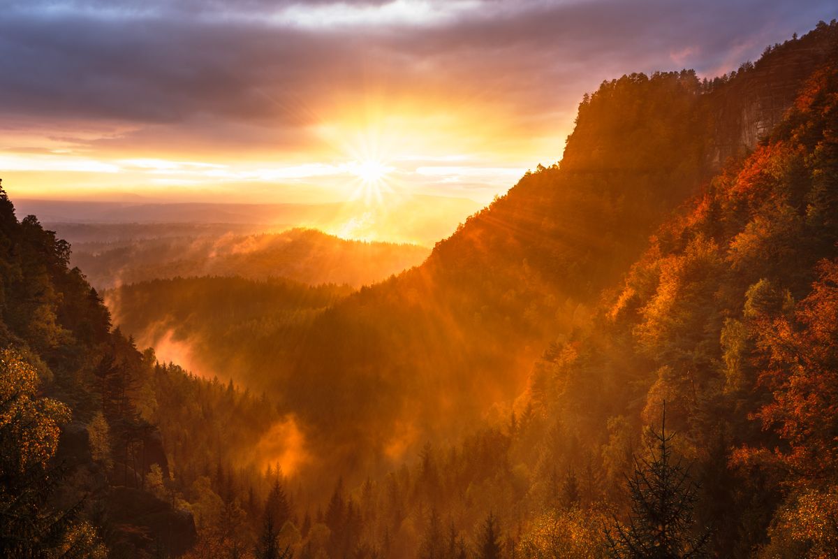 Fachschaft Religionslehre Sonnenuntergang mit Dunst in den Bergen
