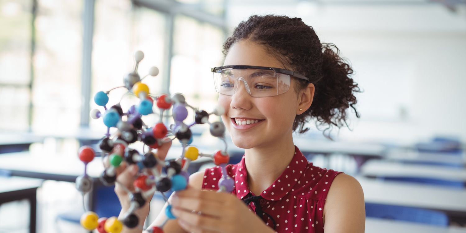 MINT-Klasse Schülerin mit Molekülmodel in der Hand