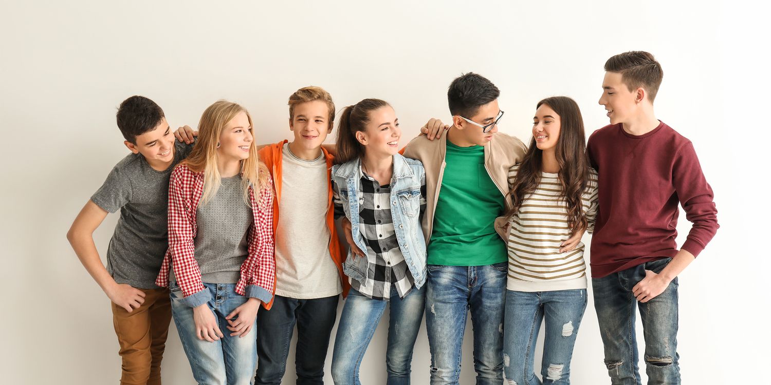 Wir fördern Talente Gruppe von Schülern scherzt miteinander
