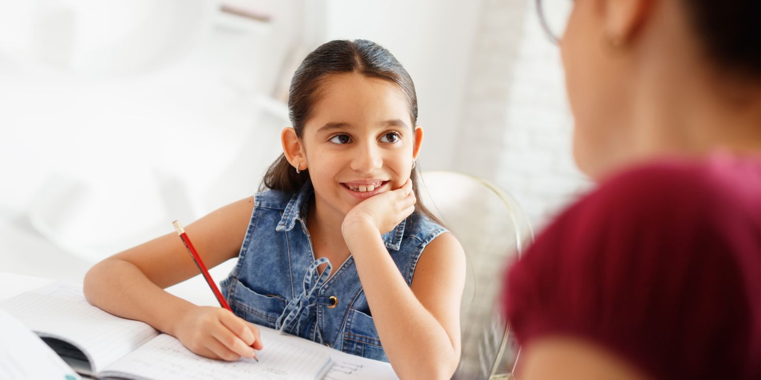 SPRINT-Klasse Mädchen bekommt Hilfe von Frau bei Schulaufgaben