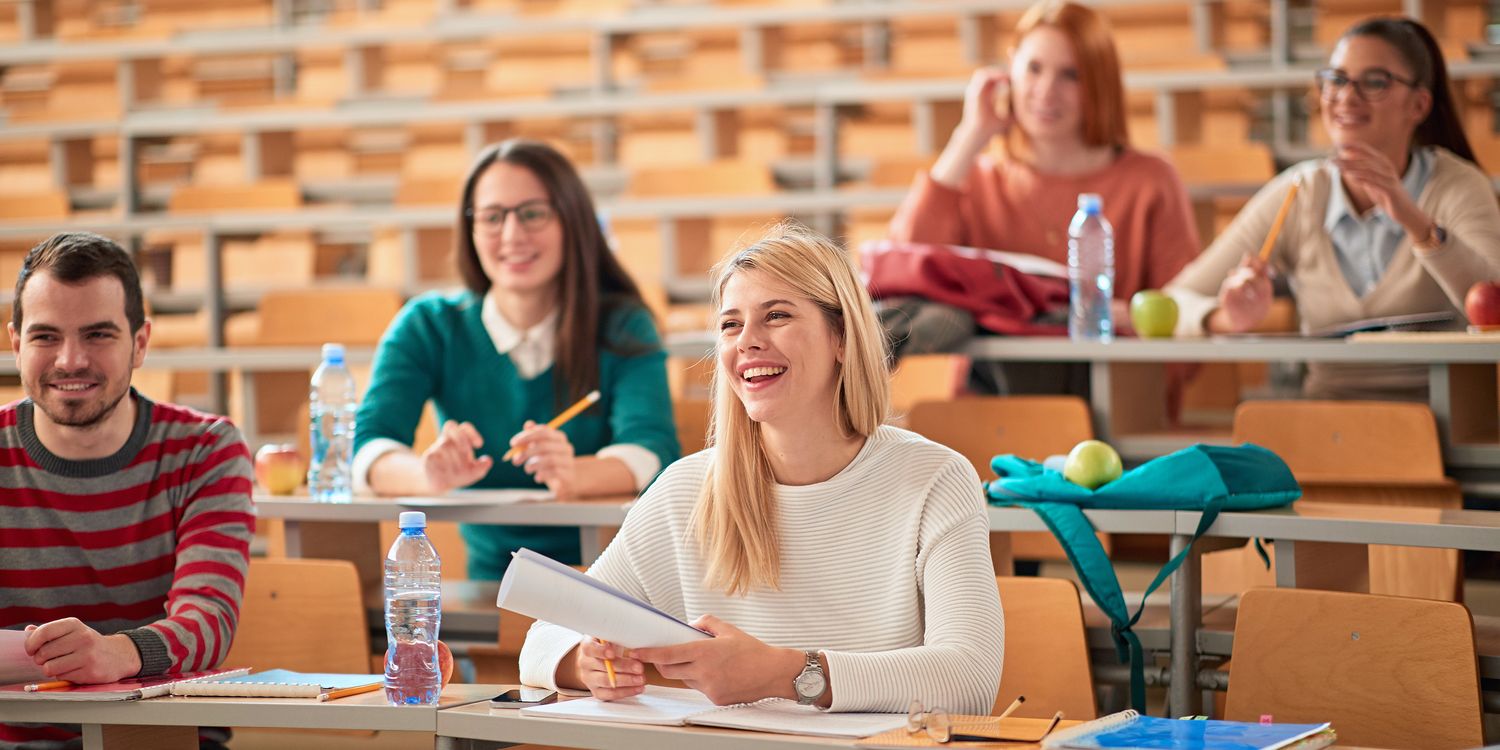 Vom Hörsaal ins Klassenzimmer Studentinnen und Studenten sitzen im Hörsaal
