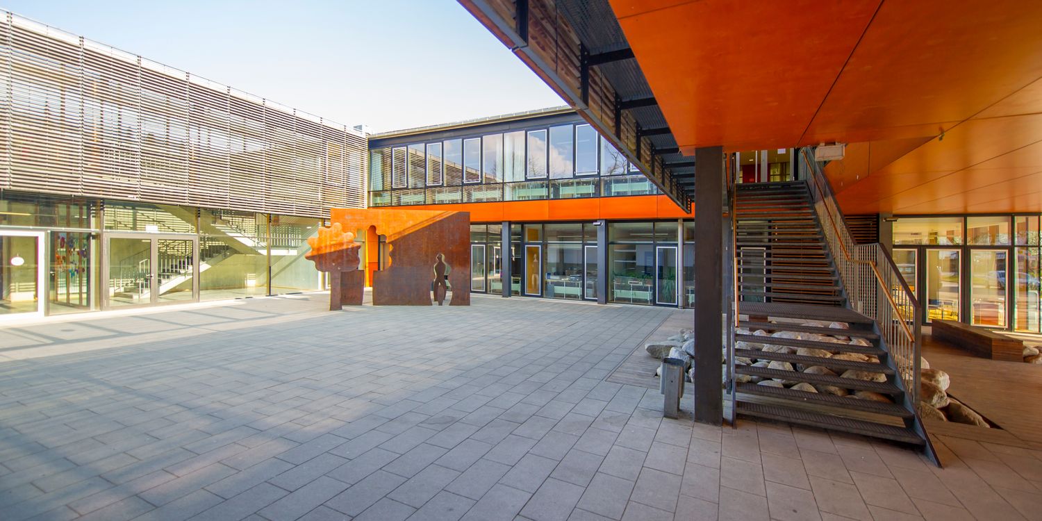 Ferdinand-von-Miller-Realschule <br>Fairness. Vielfalt. Miteinander. Eingang Ferdinand-von-Miller-Realschule